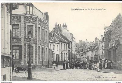 On se trouve ici au carrefour avec le boulevard Vauban et la rue de Longueville. Beaucoup d'enfants sur la photo. On peut voir sur la gauche un lampadaire d'éclairage public